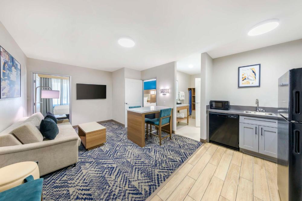 Two-Bedroom Suite with Three Queen Beds - Non-Smoking interior